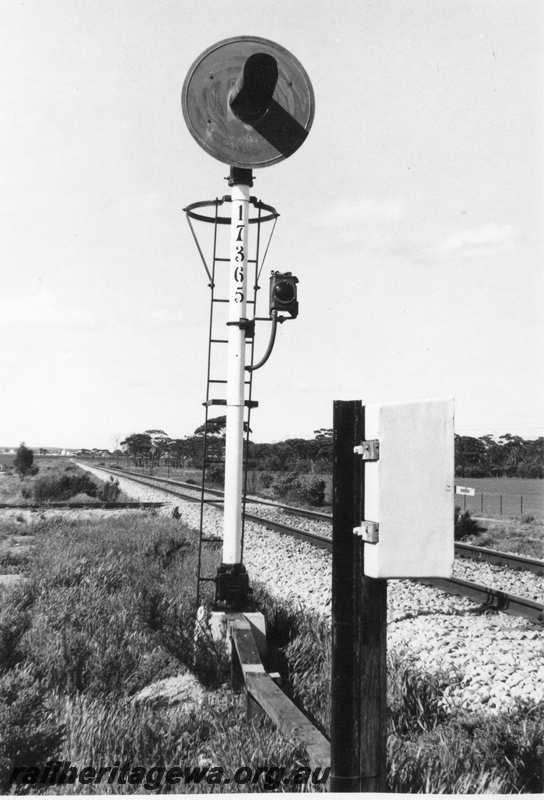 P21710
Colour light signal, track, rural setting, trackside view
