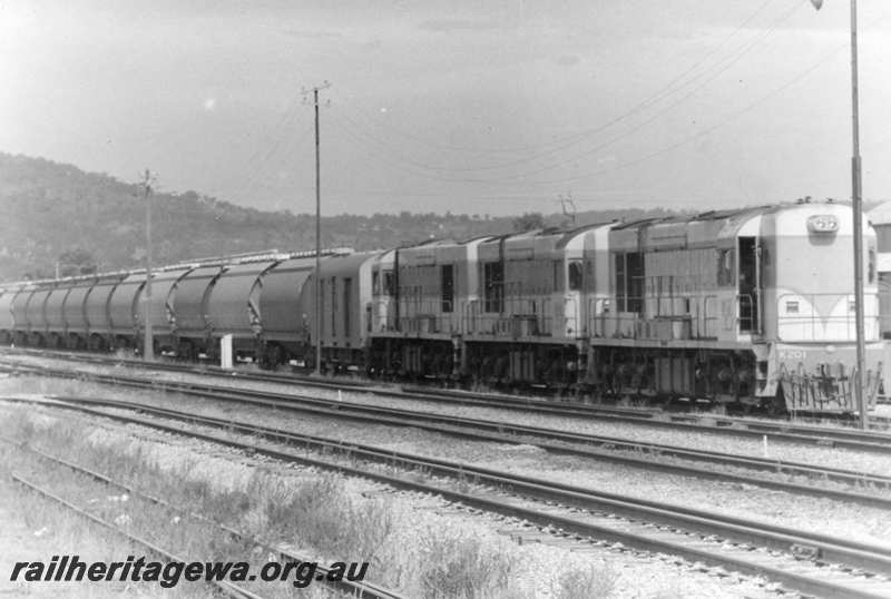 P21741
K class 201 leads 2 other K class on a grain train through Midland. ER line.
