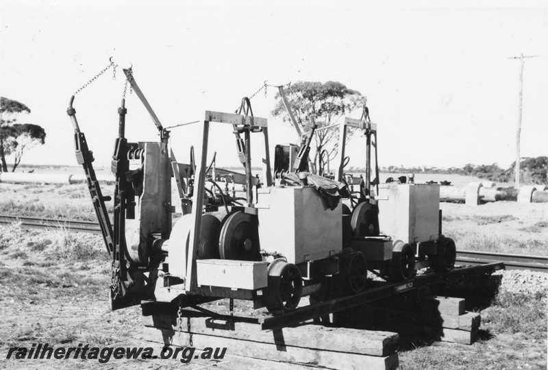 P21757
Lifting the former narrow gauge railway near Doodlakine. EGR li8ne.
