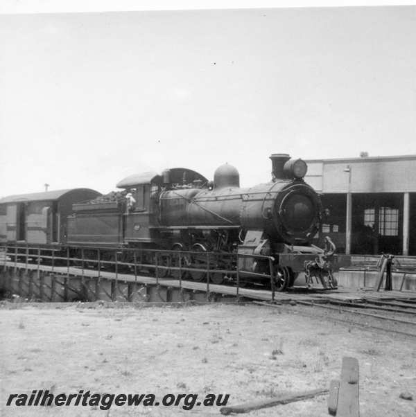 P21797
Fs class 460 and Z brakevan on turntable collie Roundhouse. BN line.
