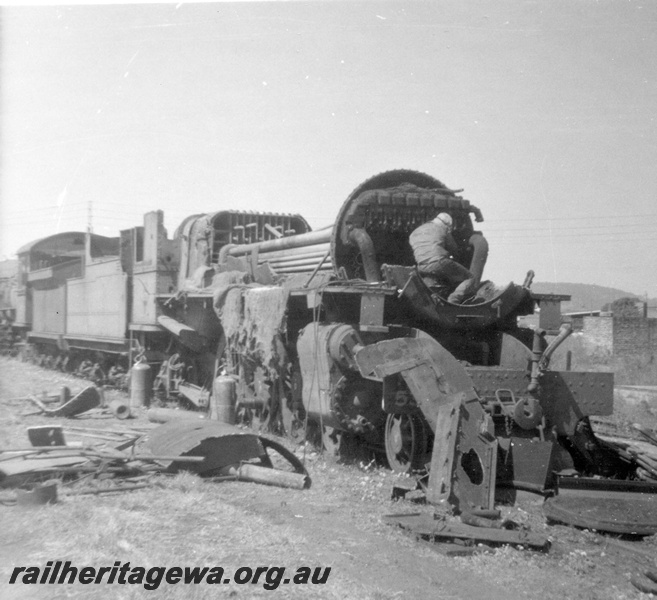 P21806
PR class being cut up on site of former MRWA depot Midland. ER line.
