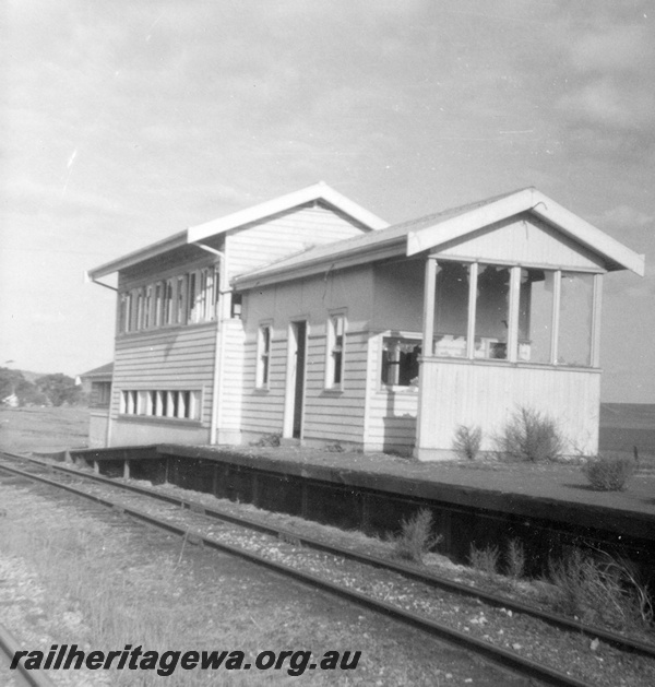 P21833
Signal box, platform, tracks, Spencers Brook, GSR line, side and end view
