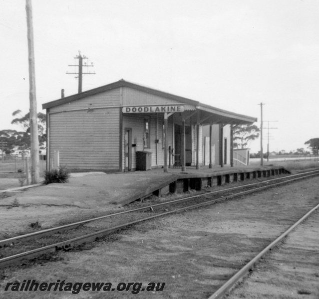 P21835
Station building with nameboard, platform, tracks, Doodlakine, EGR line, end view from track level
