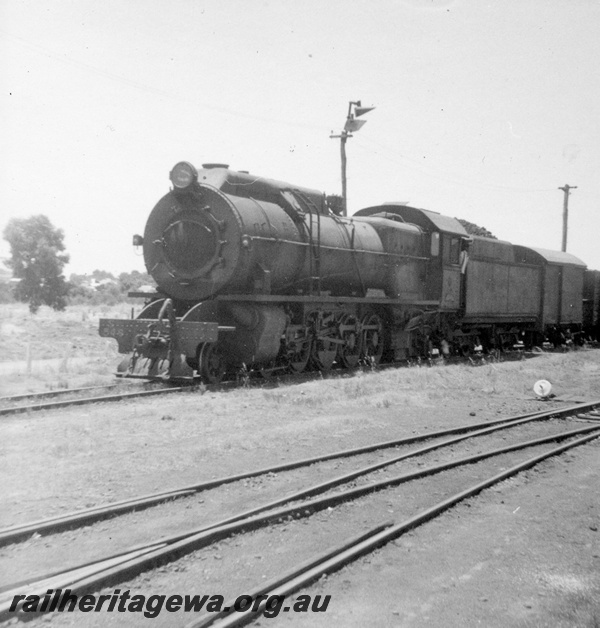 P21846
S class 546, on goods train, points, point lever, Collie, BN line, front and side view
