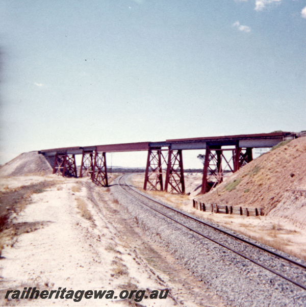 P21859
Flyover steel bridge, of narrow gauge over standard gauge tracks, Bungulla, near Tammin, EGR line, view from standard gauge track level
