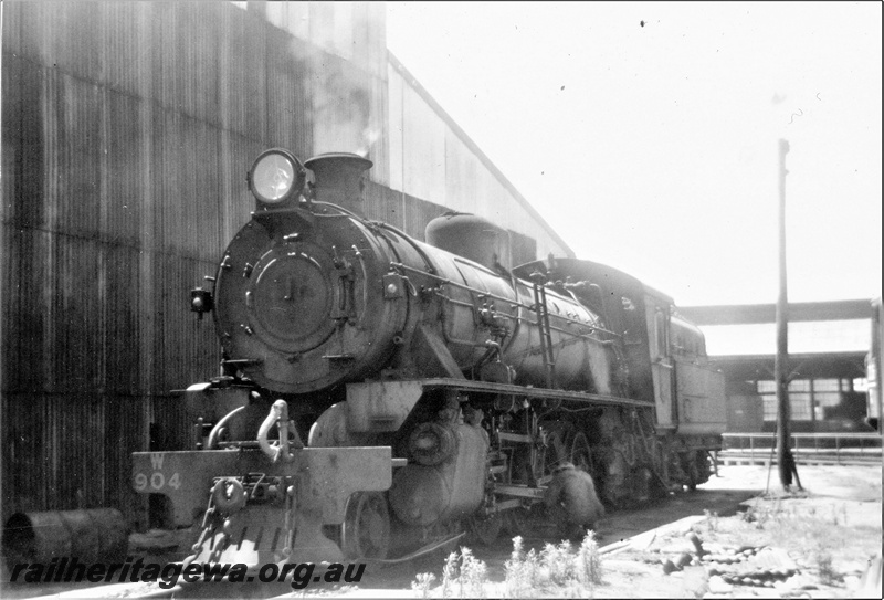 P21867
W class 904, sheds, post, loco depot, Bunbury, SWR line, front and side view
