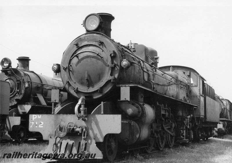 P21904
PM class 712, other steam locos, on scrap road, loco depot, Collie, BN line, front and side view
