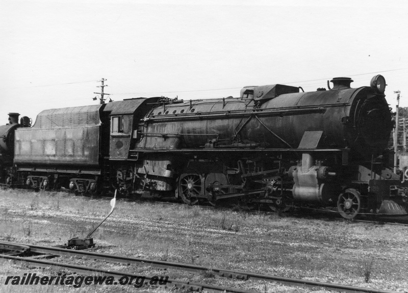 P21909
V class 1219, on scrap road, point blade, point lever, loco depot, Collie, BN line, side and front view
