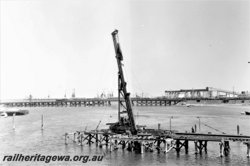 P21924
New bridge under construction, pile driving, old bridge with train crossing, port, Swan River, Fremantle, ER line
