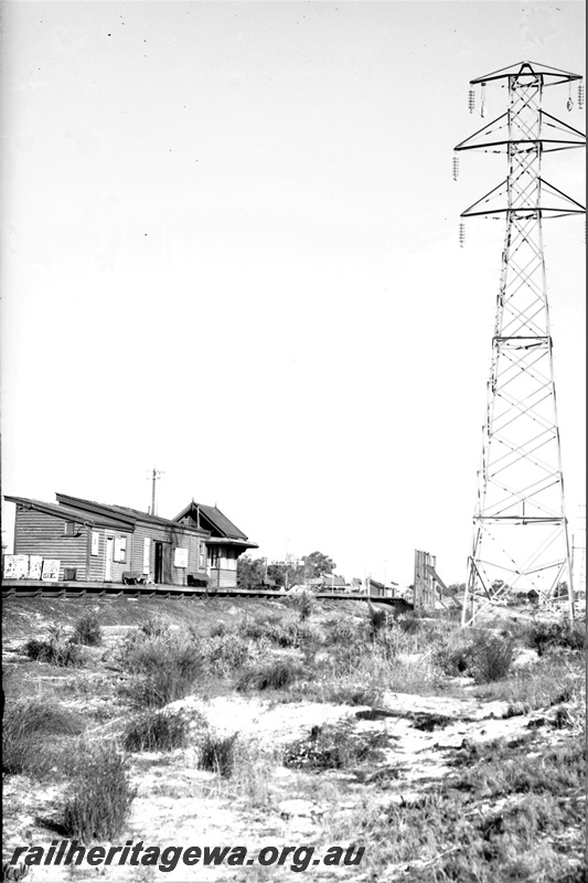 P21926
Station building, platform, hoarding, power pylon, Carlisle, SWR line, view from trackside
