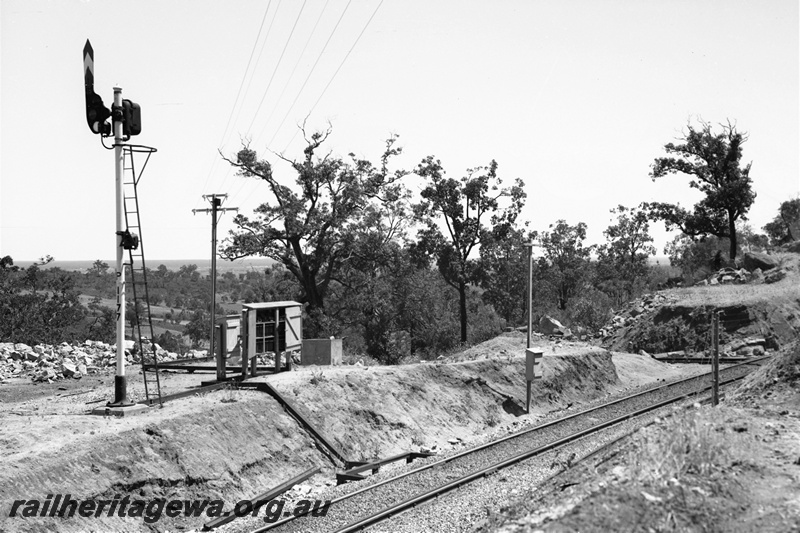 P21948
Upper quadrant signal, trackside building and cabinet, track, embankments, Swan View tunnel deviation, ER line, trackside view
