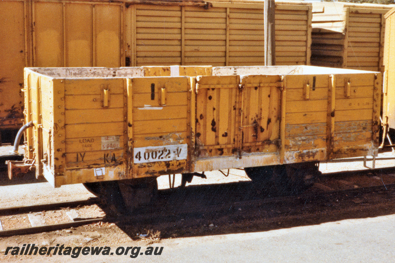 P21959
KA class 40022, ex MRWA PB class, yellow livery, Pinjarra, SWR line, end and side view
