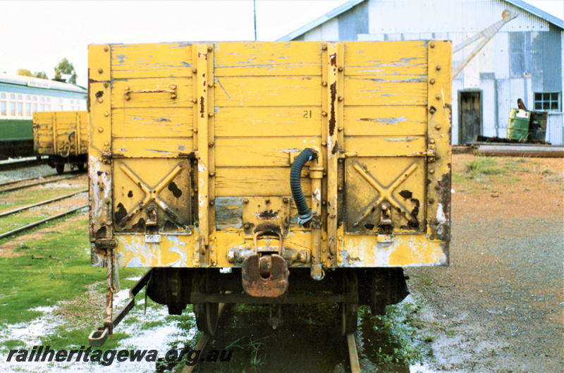 P21963
KA class 40022, ex MRWA PB class, yellow livery, Pinjarra, SWR line, end view
