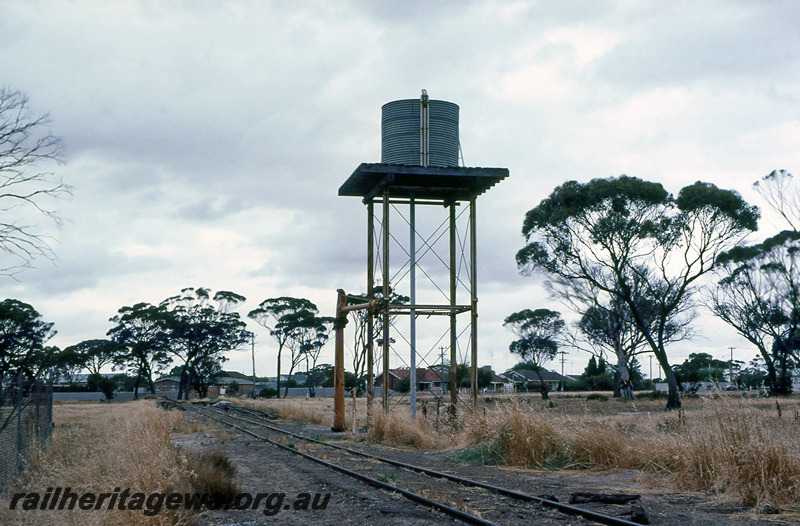 P21967
Water tower, water crane, Gnowangerup, TO line, view from track level
