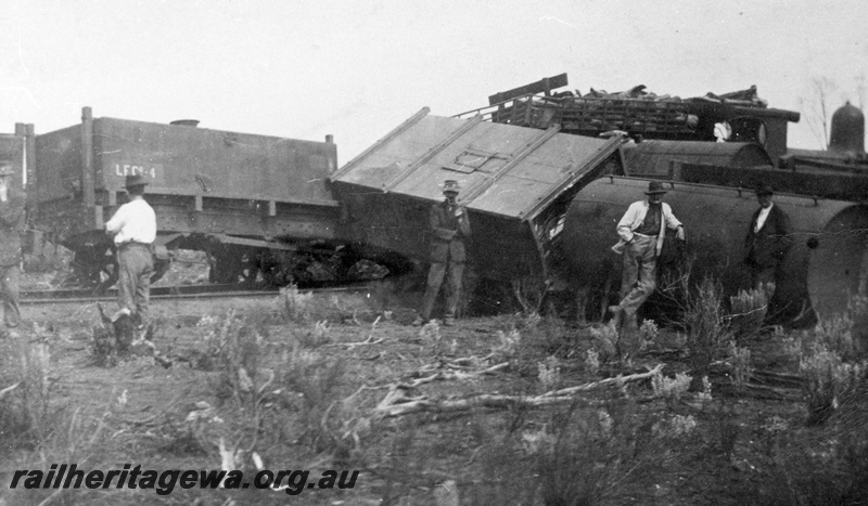 P21991
Lakeside Firewood Co - derailment at 18 mile near White Hope involving locomotives Ella and No 3. EGR line.
