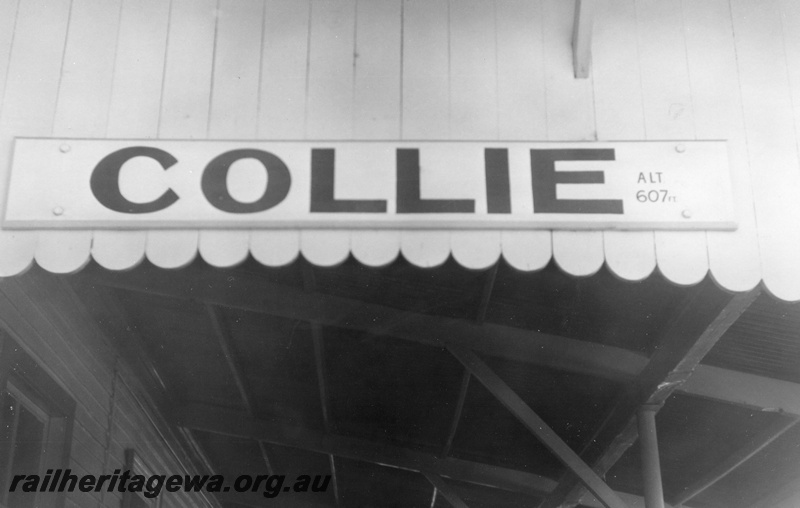 P22002
Station nameboard, awning, canopy, Collie, BN line
