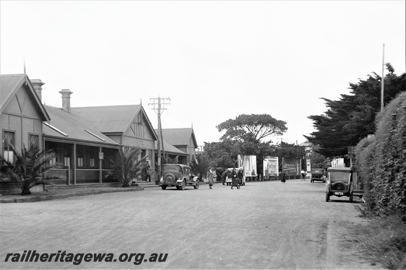 P22021
Station building, forecourt, parking area, hoardings, motor vehicles, passengers, Albany, GSR line, ground level view
