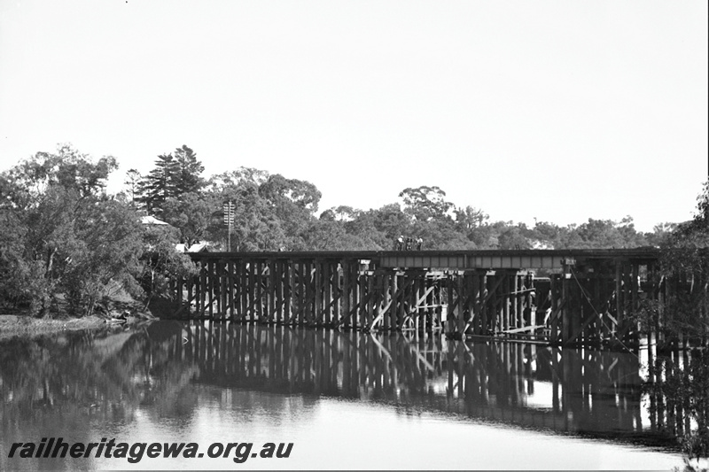 P22030
Steel and trestle bridge, Swan River, workers, Guildford, ER line, view from riverbank
