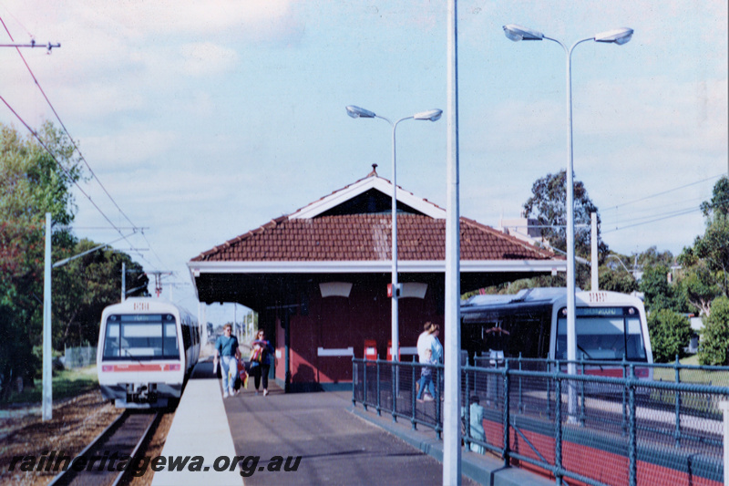 P22039
Two EMU suburban sets, on opposite sides of platform, one bound for Perth, the other for Showground, station building, passengers, stairs to subway, ER line, view from platform
