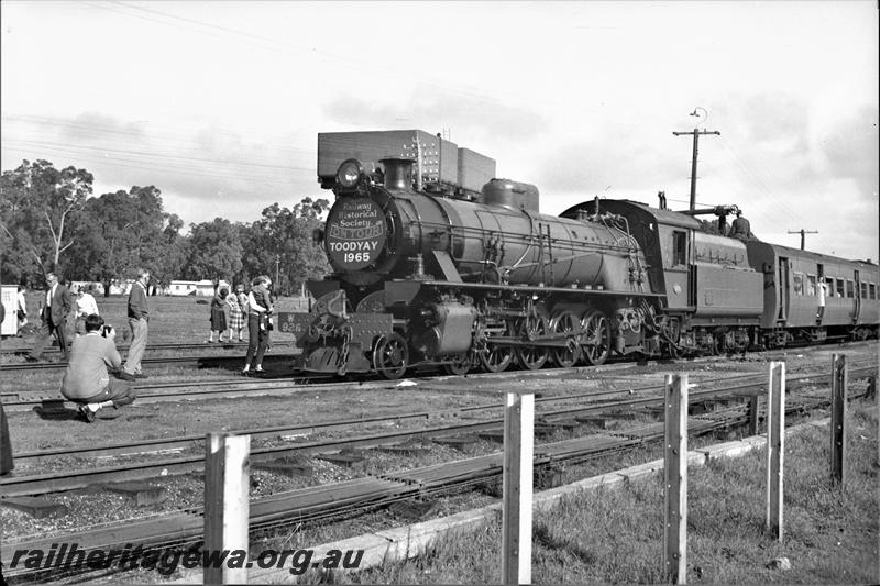 P22042
W class 926, on Australian Railway Historical Society tour train to Toodyay, taking on water, water crane, water towers, rodding, tracks, tourists, Chidlow, ER line, front and side view 
