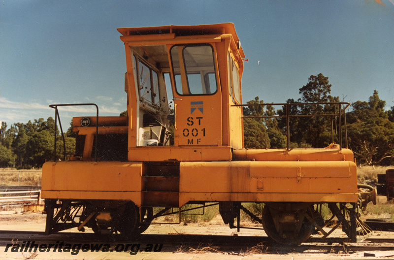 P22053
ST class 001, shunting tractor, side view
