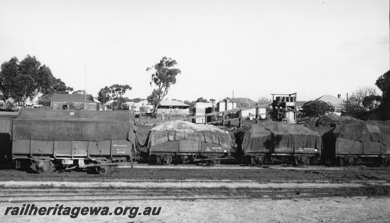 P22054
KL class 10765 covered wagon, steel underframed GC class 1058 covered wagon, steel underframed GC class 10393 covered wagon, side view
