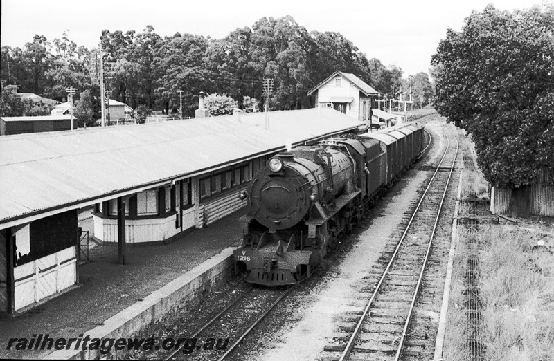 P22068
V class 1216 passing through Chidlow on Midland bound goods. Station in photo. ER line.
