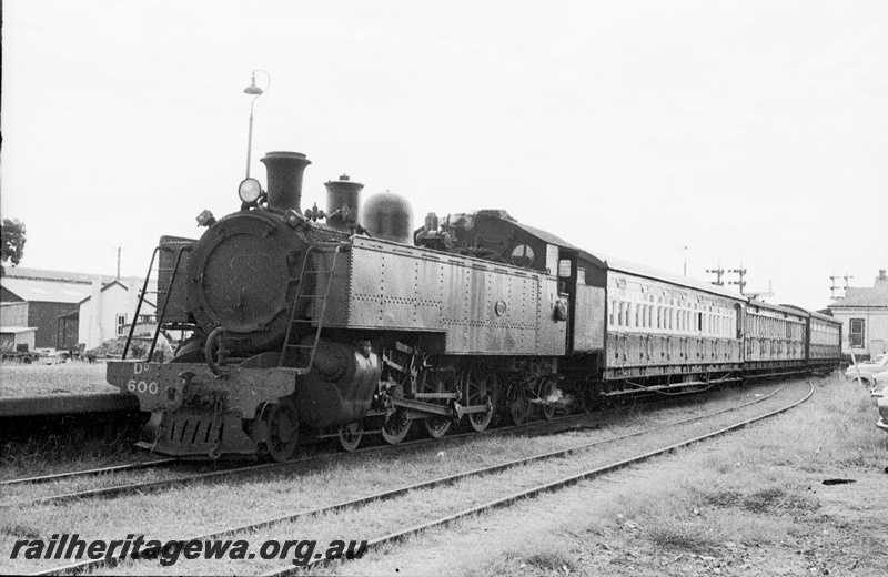 P22069
DD class 600 Midland station in Chidlow dock platform hauling a Chidlow passenger train. ER line.
