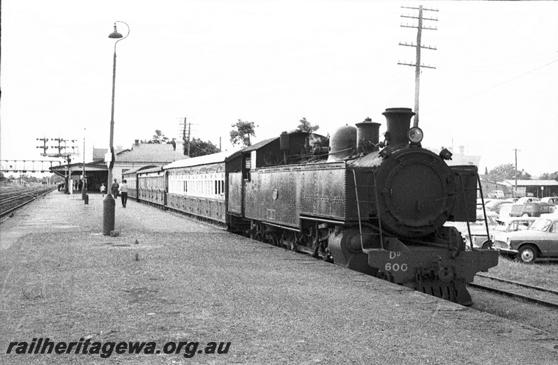 P22072
DD class 600 Midland station in Chidlow dock platform hauling a Chidlow passenger train. ER line.
