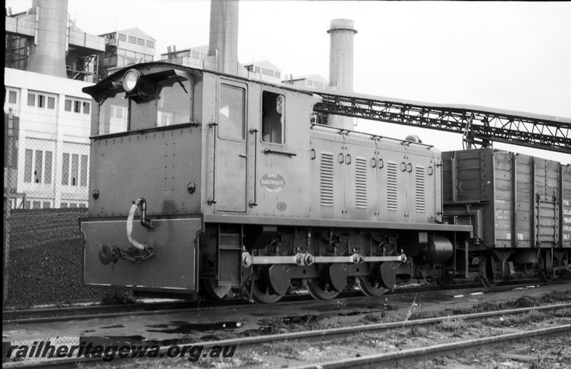 P22075
State Electricity Commission Drewry Shunter shunting GH wagons through the coal tippler at South Fremantle Power Station.  
