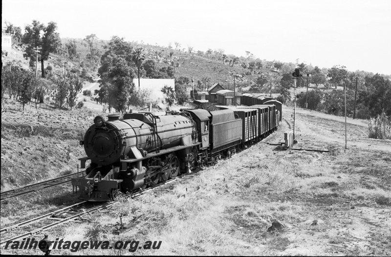 P22087
V class 1223 on a York bound goods passing through Swan View. ER line.
