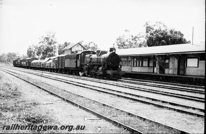 P22092
PMR class 730 hauling Midland bound goods at Chidlow. Station in photo. ER line.
