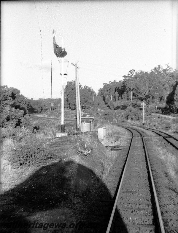 P22106
Upper Quadrant signal phot taken from Cab of ADG rail car on last Chidlow passenger service. ER line.
