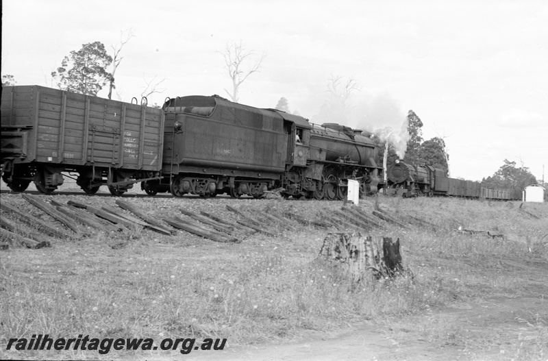 P22107
V class 1202 crossing V 1221 at Moorehead. BN line.
