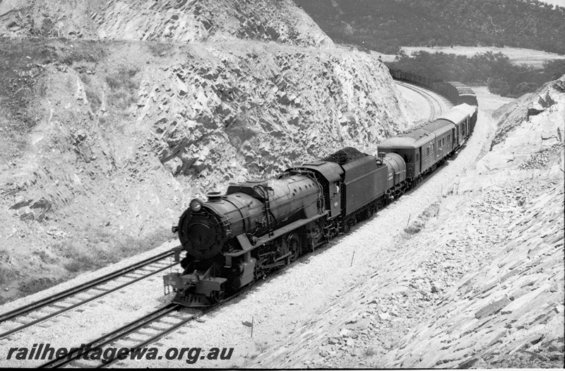 P22108
V class 1216 in Windmill Hill hauling trial train over dual gauge railway from Midland to Northam. ER line.
