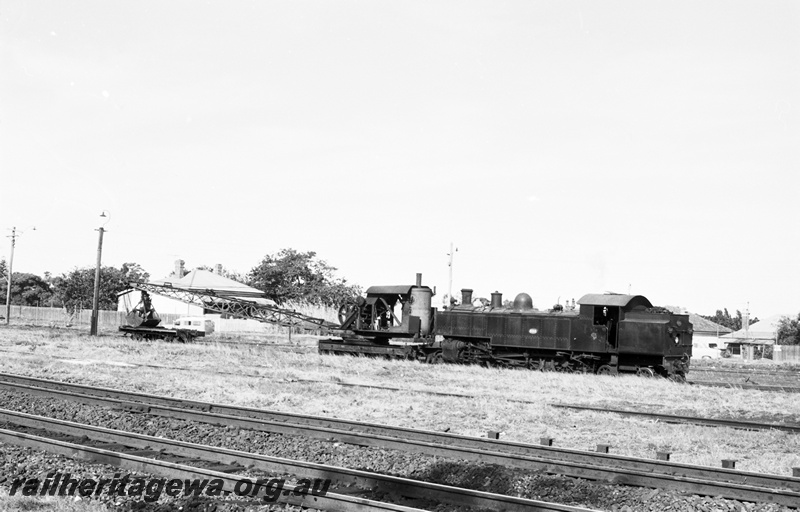 P22109
DD class 596 and steam crane East Perth loco. ER line.
