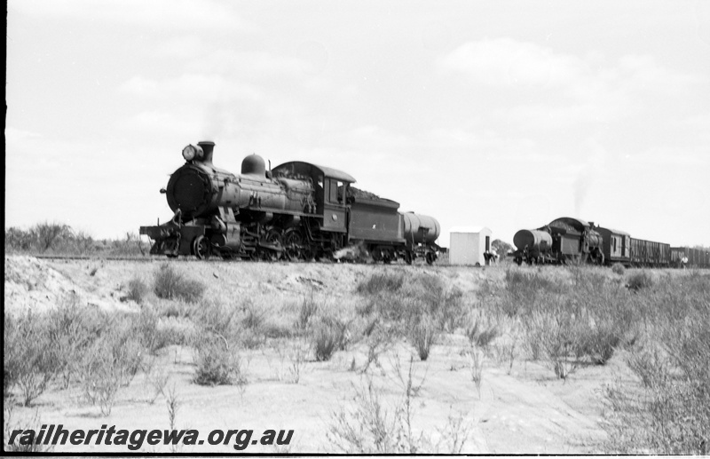 P22122
FS class 460 and F class 423 uncoupling at Power House Junction near Muja. BN line.
