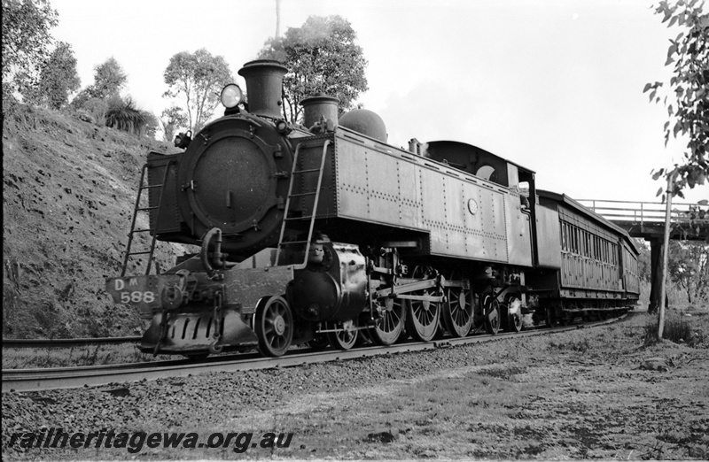 P22138
DD class 600 leaving Swan View hauling last 194 Chidlow passenger train. ER line.
