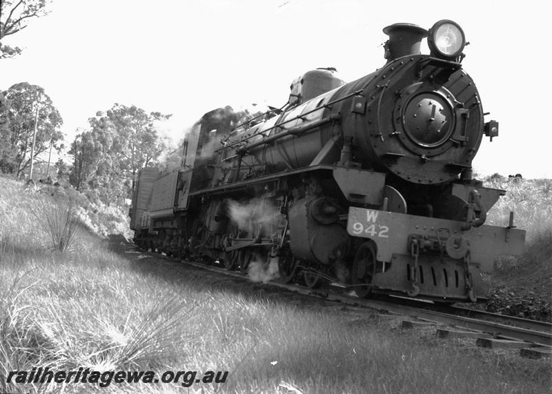 P22149
W class  942 hauling No 31 good near Mullalyup. PP line.
