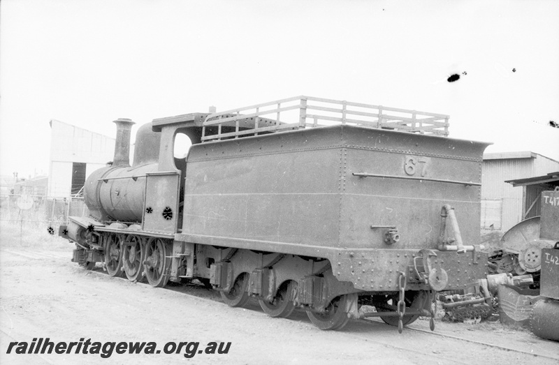 P22151
Millars No 67 at Midalia & Benn' s siding at Subiaco. Locomotive at Midalia Benn for scrapping. ER line.
