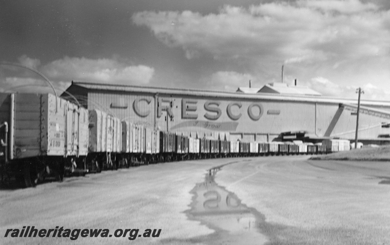 P22175
Rake of wagons, in front of Cresco building
