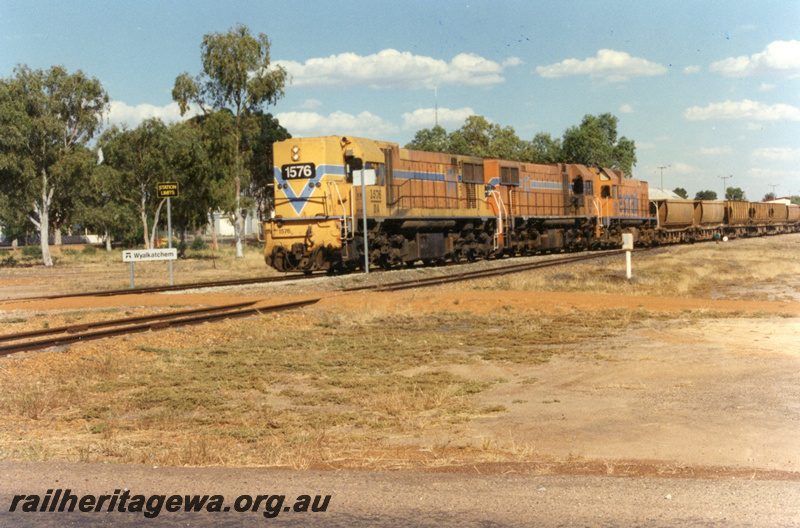 P22184
DA class 1576, with DA and AB class locos, triple heading ballast train, station nameboard, station limits sign, gravel path across tracks, Wyalkatchem, GM line, front and side view
