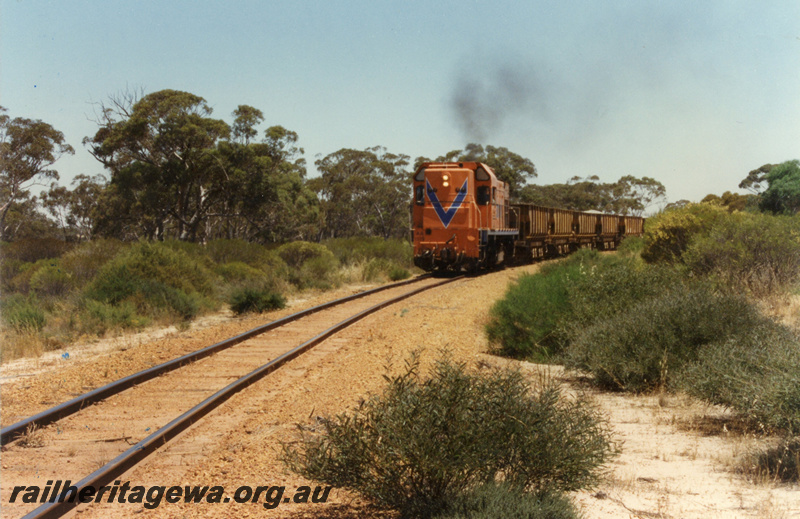 P22194
AA class 1519, on ballast train comprising XK ballast hoppers, near Goldfield Road, Wyalkatchem, GM line, front and side view
