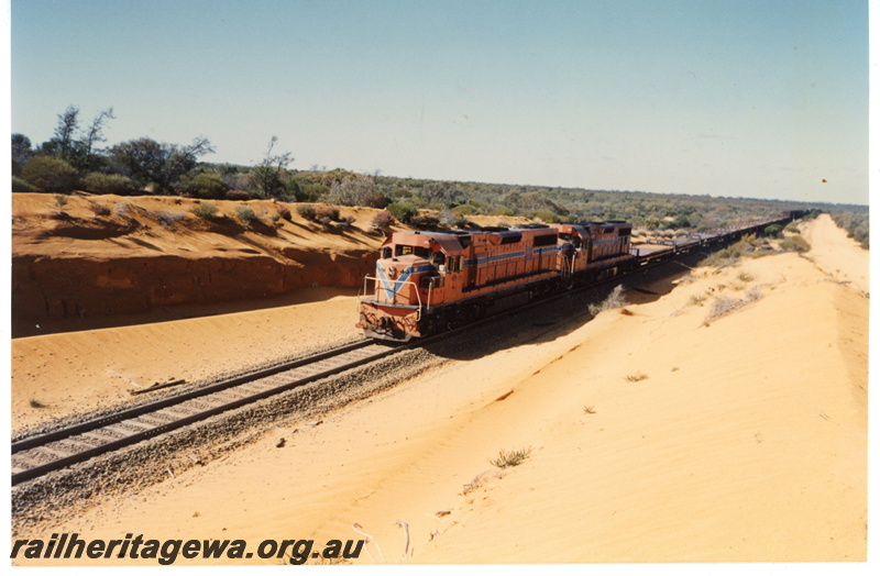 P22218
L class haul a freighter up the Walleroo bank. EGR line.
