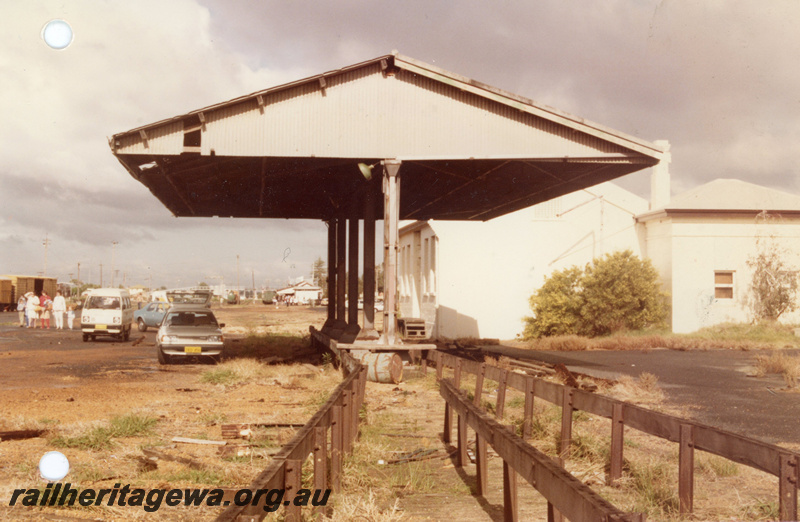 P22220
Canopy, on supports, buildings, motor vehicles, group of onlookers, Bunbury, SWR line, ground level view 
