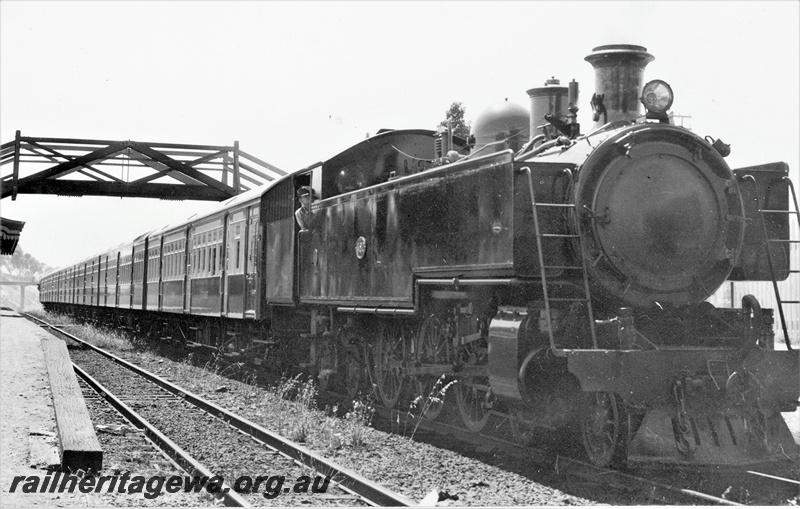 P22222
DM class 582, on suburban passenger train, edge of platform, part of canopy, pedestrian overpass, side and front view

