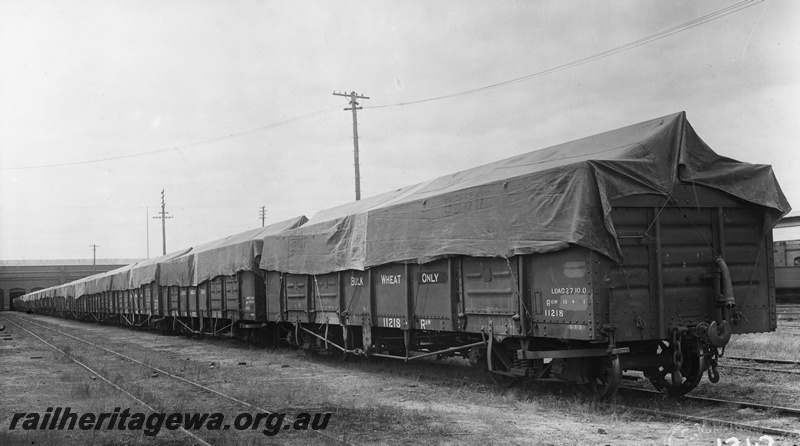 P22229
Rake of RBW class bulk wheat wagons including numbers 11213 and 11218, Midland, ER line, side and end view
