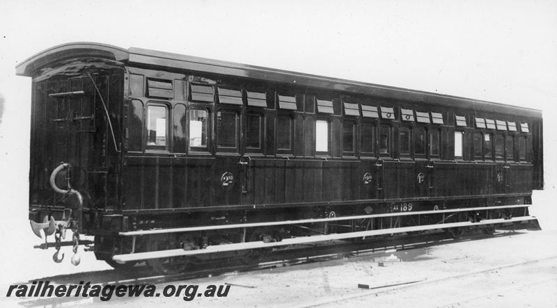 P22233
AX class 189 composite saloon, destroyed by fire in 1909, Midland workshops, ER line, end and side view
