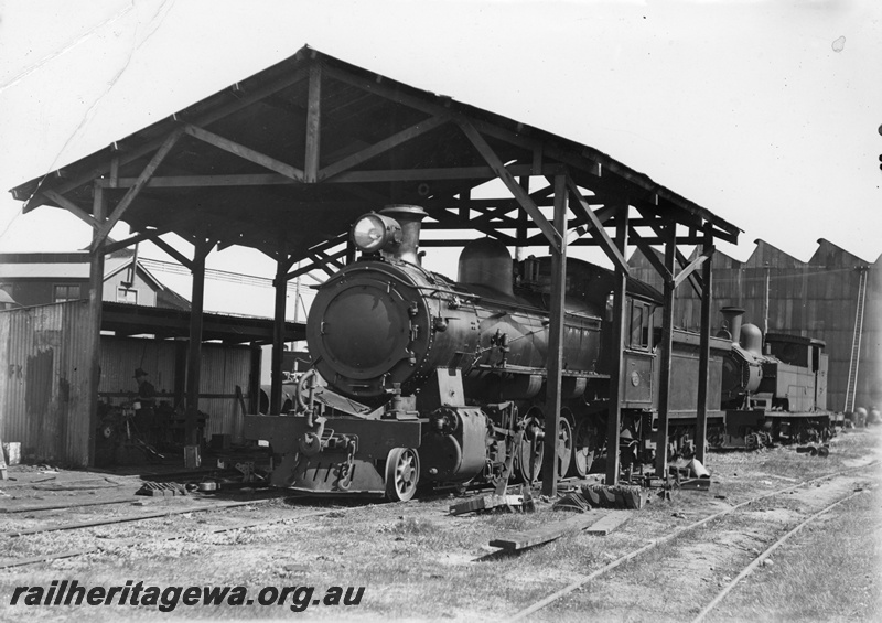 P22243
FS class 281, N class loco, shed, worker, shelter, buildings, Midland workshops, ER line, front and side view
