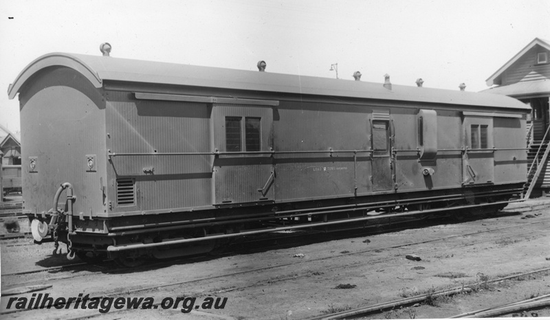 P22245
ZJ class passenger brake van, buildings, end and side view
